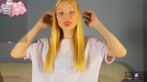 Kira online show from October 2025 09:02:01 PM