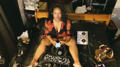 Snapshot of 1lookurhooked chatting on February 2025 02:44:02 AM Lillycakes online show from February 2025 02:44:02 AM