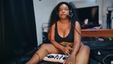 Snapshot of 1lookurhooked chatting on September 2025 02:33:01 AM Lillycakes online show from September 2025 02:33:01 AM