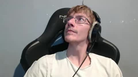 Snapshot of 2big2hype chatting on January 2026 02:06:02 AM cheif online show from January 2026 02:06:02 AM