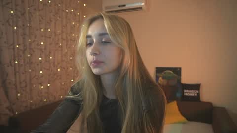 Elley  online show from December 2024 04:28:01 PM