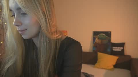 Elley  online show from December 2024 04:30:01 PM