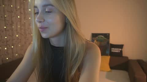 Elley  online show from December 2024 04:25:02 PM