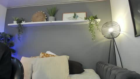  Alice  online show from February 2025 08:10:01 PM