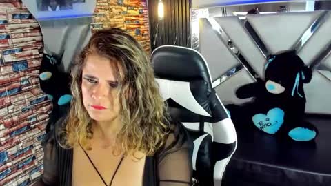 Snapshot of _casandra11 chatting on February 2025 11:45:01 PM _casandra11 online show from February 2025 11:45:01 PM