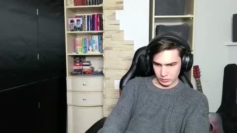 _crise_next_door_ online show from October 2025 05:02:02 PM