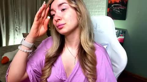 _crystal_moon_1 online show from March 2026 10:16:01 PM