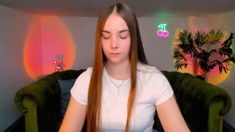 Snapshot of _cuddle_bug_ chatting on September 2025 01:11:02 PM Erika online show from September 2025 01:11:02 PM