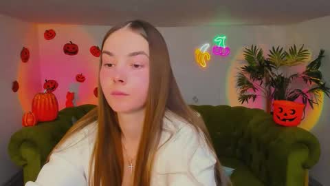 Snapshot of _cuddle_bug_ chatting on October 2025 01:35:02 PM Erika online show from October 2025 01:35:02 PM