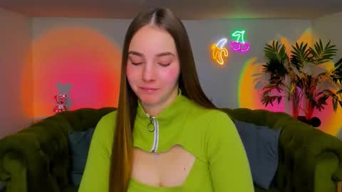 Snapshot of _cuddle_bug_ chatting on November 2025 06:23:02 AM Erika online show from November 2025 06:23:02 AM