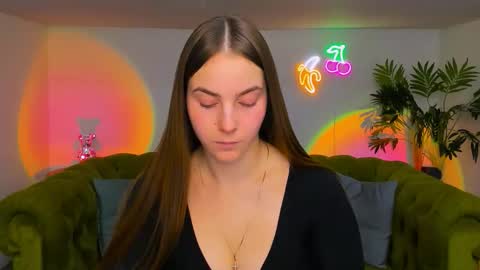 Snapshot of _cuddle_bug_ chatting on December 2025 01:17:04 PM Erika online show from December 2025 01:17:04 PM