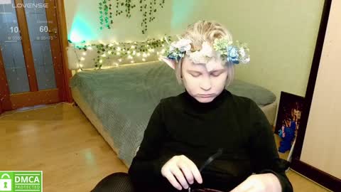 Snapshot of _elven_dreams__ chatting on December 2024 10:23:02 PM chloue and Gretta online show from December 2024 10:23:02 PM