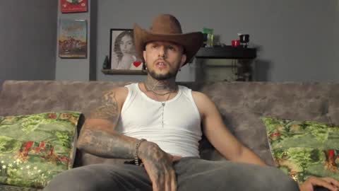 Snapshot of _emilio_escobar chatting on January 2025 10:46:01 AM Emilio online show from January 2025 10:46:01 AM