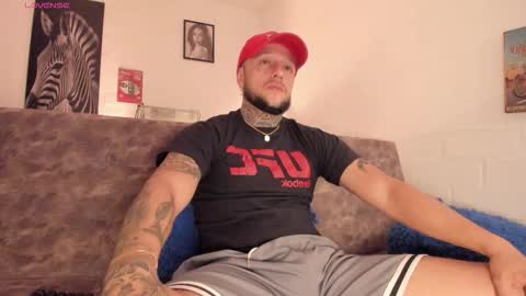 Snapshot of _emilio_escobar chatting on November 2025 10:27:01 AM Emilio online show from November 2025 10:27:01 AM