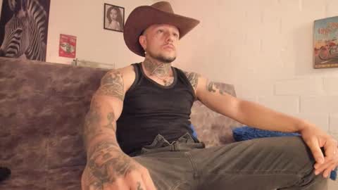 Snapshot of _emilio_escobar chatting on November 2025 10:15:01 AM Emilio online show from November 2025 10:15:01 AM