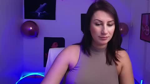 Snapshot of _emma_lay chatting on February 2025 12:43:02 PM Emma online show from February 2025 12:43:02 PM