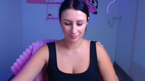 Snapshot of _emma_lay chatting on October 2025 12:01:02 PM Emma online show from October 2025 12:01:02 PM