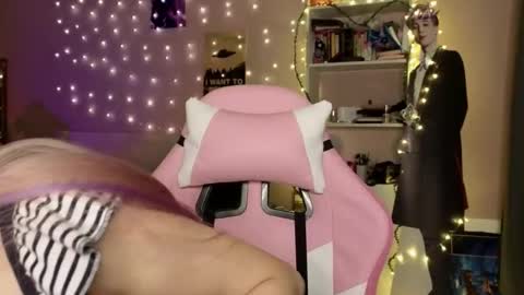 EveEva online show from February 2026 02:04:01 AM