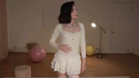 Snapshot of _female_essence_ chatting on October 2025 02:27:01 PM Essie online show from October 2025 02:27:01 PM