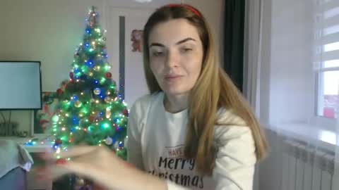 Snapshot of _hidden_frommymoom_ chatting on December 2024 10:50:01 AM Criss4u online show from December 2024 10:50:01 AM