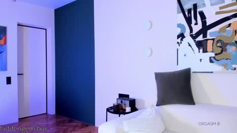 Snapshot of _hidden_gem_ chatting on March 2025 03:07:02 PM Laura online show from March 2025 03:07:02 PM