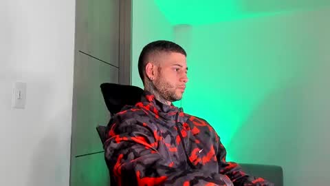 Snapshot of _jamesleandros chatting on April 2026 01:30:01 AM jeison online show from April 2026 01:30:01 AM