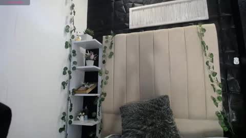 Mia online show from January 2025 12:45:02 PM