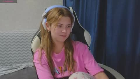 Snapshot of _kirieshka chatting on September 2025 07:05:01 PM Molly Emily online show from September 2025 07:05:01 PM