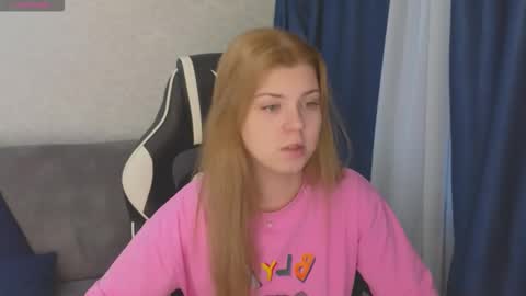 Snapshot of _kirieshka chatting on October 2025 01:21:01 PM Molly Emily online show from October 2025 01:21:01 PM