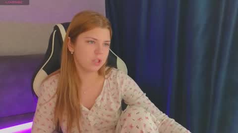 Snapshot of _kirieshka chatting on October 2025 09:32:01 AM Molly Emily online show from October 2025 09:32:01 AM