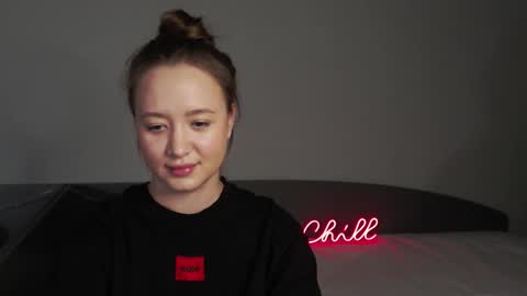 _lalune_ online show from December 2025 01:05:02 PM