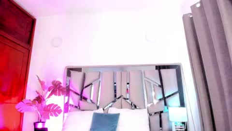 Lanna  online show from April 2026 07:07:02 PM