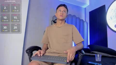 Snapshot of _leohot_ chatting on November 2025 03:27:01 AM _leohot_ online show from November 2025 03:27:01 AM