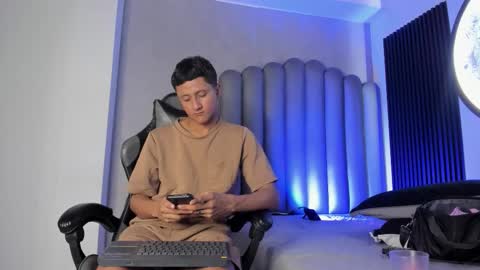 Snapshot of _leohot_ chatting on November 2025 04:01:02 AM _leohot_ online show from November 2025 04:01:02 AM