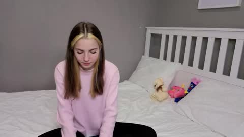 Snapshot of _little_butterfly_ chatting on November 2025 02:17:01 PM Emma online show from November 2025 02:17:01 PM