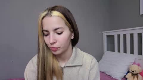 Snapshot of _little_butterfly_ chatting on November 2025 06:18:02 AM Emma online show from November 2025 06:18:02 AM