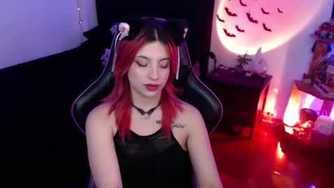 Snapshot of _lucyx__ chatting on February 2025 10:00:02 PM Queen. Help me reach 100 thumbs up online show from February 2025 10:00:02 PM