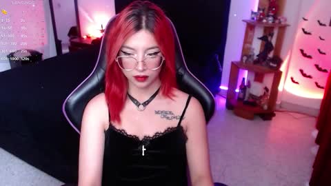 Snapshot of _lucyx__ chatting on September 2025 08:52:02 PM Queen. Help me reach 100 thumbs up online show from September 2025 08:52:02 PM