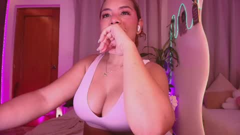 Snapshot of _megan_akbar chatting on May 2026 10:22:01 AM Marce online show from May 2026 10:22:01 AM