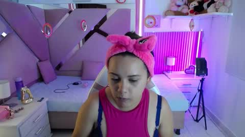  Mia  online show from December 2025 01:07:01 PM