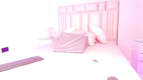 Mia  online show from March 2026 12:12:02 PM