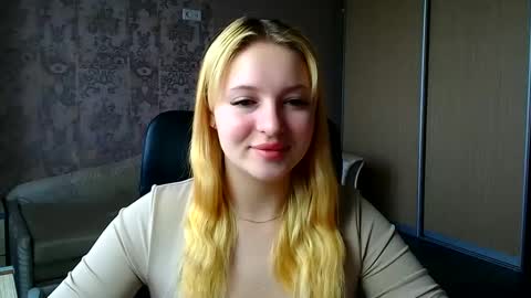 Snapshot of _mila_la_ chatting on May 2026 07:03:01 AM Melanie online show from May 2026 07:03:01 AM