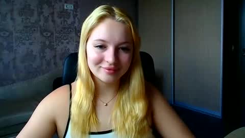 Snapshot of _mila_la_ chatting on June 2026 09:22:01 AM Melanie online show from June 2026 09:22:01 AM