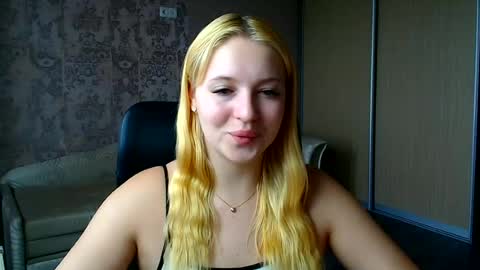 Snapshot of _mila_la_ chatting on June 2026 06:55:02 AM Melanie online show from June 2026 06:55:02 AM