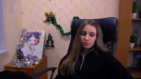 Nica online show from December 2024 12:44:01 PM