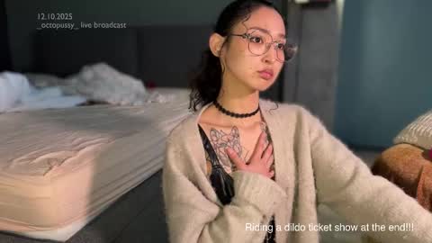 Snapshot of _octopussy_ chatting on October 2025 10:03:02 AM Mikayla online show from October 2025 10:03:02 AM