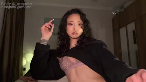 Snapshot of _octopussy_ chatting on May 2026 08:47:02 PM Mikayla online show from May 2026 08:47:02 PM