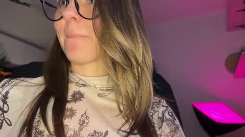 Snapshot of _private_person_ chatting on December 2024 09:33:01 PM HADLY today day-off see u online 0112 online show from December 2024 09:33:01 PM