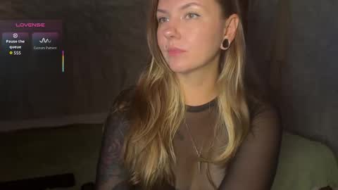 Snapshot of _private_person_ chatting on December 2025 01:59:02 PM HADLY today day-off see u online 0112 online show from December 2025 01:59:02 PM