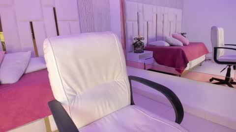 Snapshot of _tinyrousse_ chatting on December 2025 07:33:02 PM Rousse online show from December 2025 07:33:02 PM